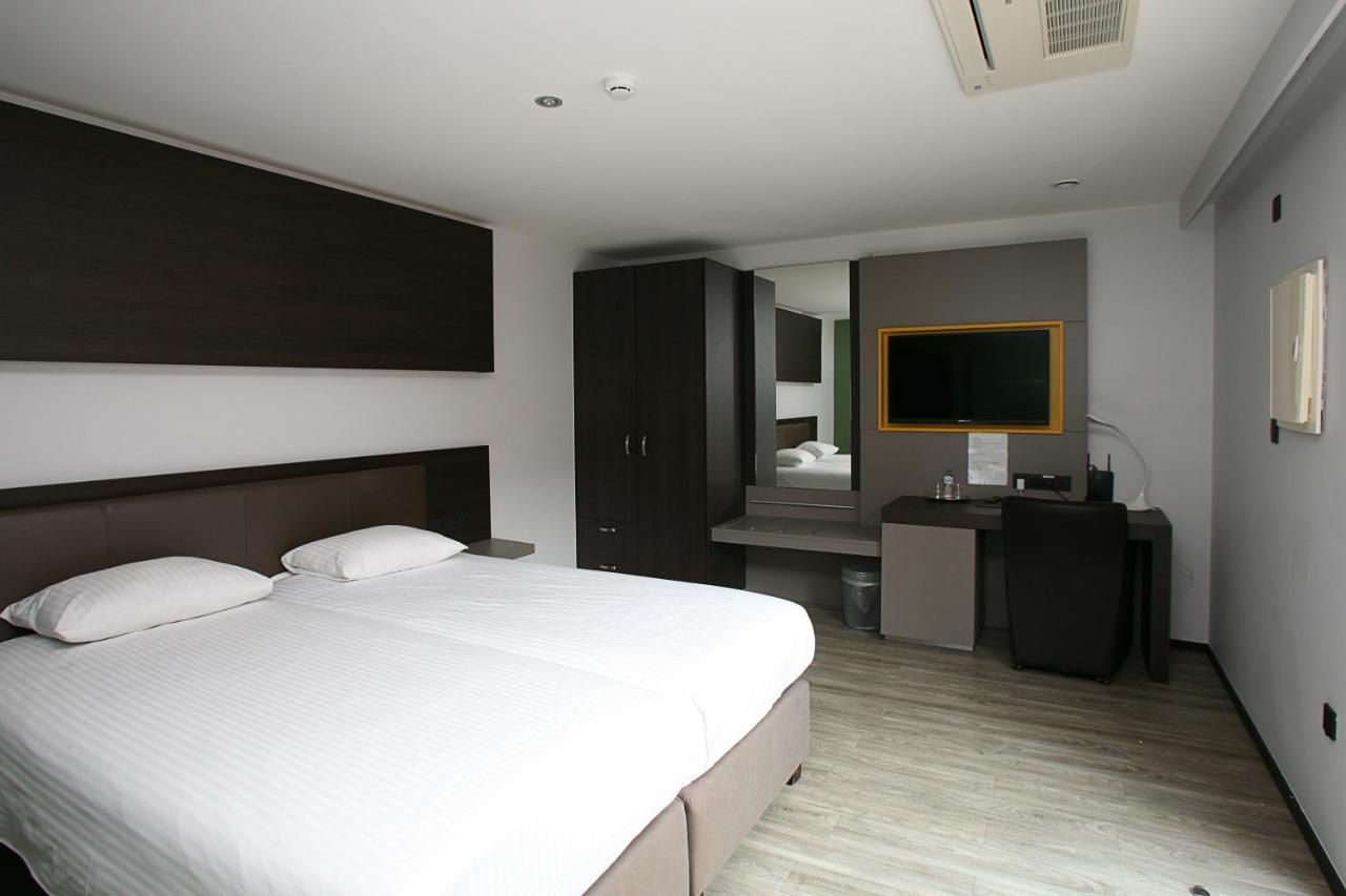 Hotel Au Prince Royal Леополдсбург Екстериор снимка